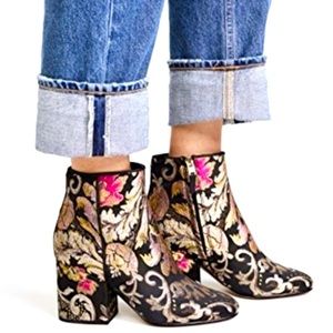👢Holy boooooties!💥 these embroidered metallic boots look great with anything